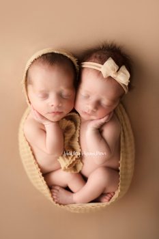 Newborn-twin-photographer-Calgary-new-born-photography-photo-studio.jpg