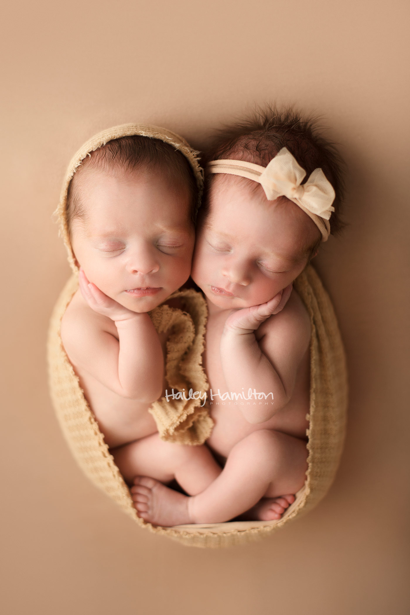 Newborn-twin-photographer-Calgary-new-born-photography-photo-studio